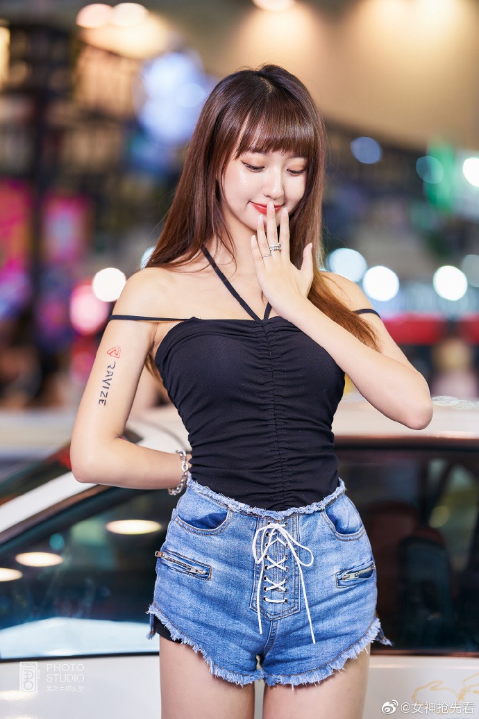 美女车模吊带热裤香肩美腿私拍