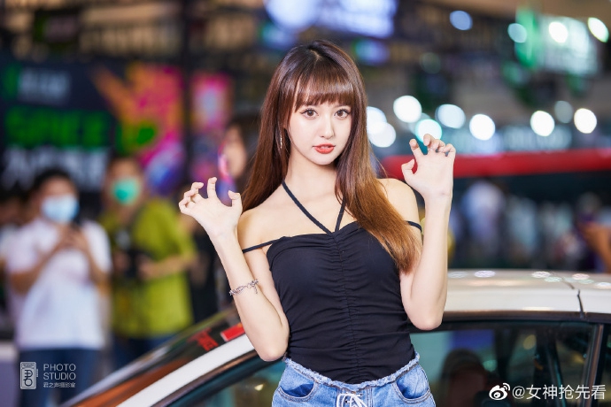 美女车模吊带热裤香肩美腿私拍