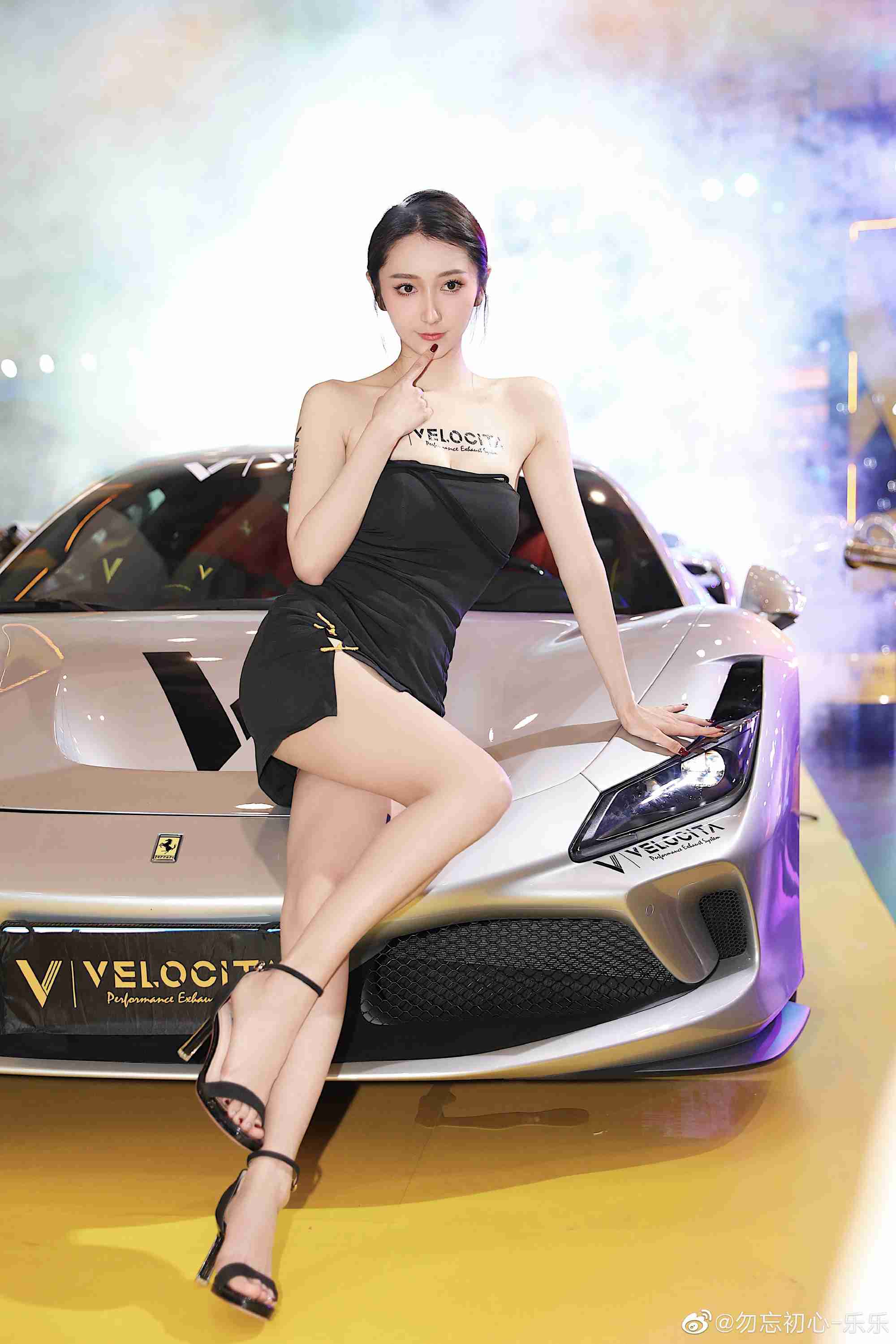 靓丽车模超短裙高跟鞋迷人写真