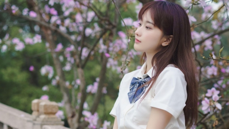 桃花树下制服美女清新脱俗图片
