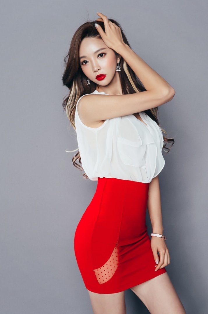 超短裙美女嫩模性感蜜桃臀私拍