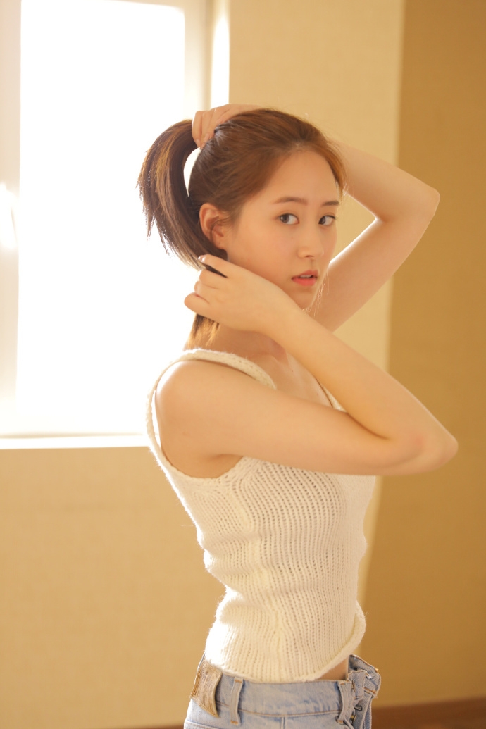 牛仔裤小姐姐吊带香肩精选图片