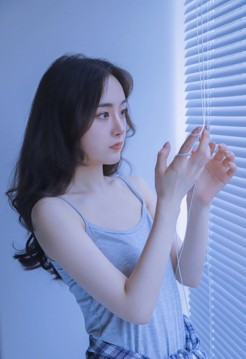 白嫩美女吊带香肩室内个人写真