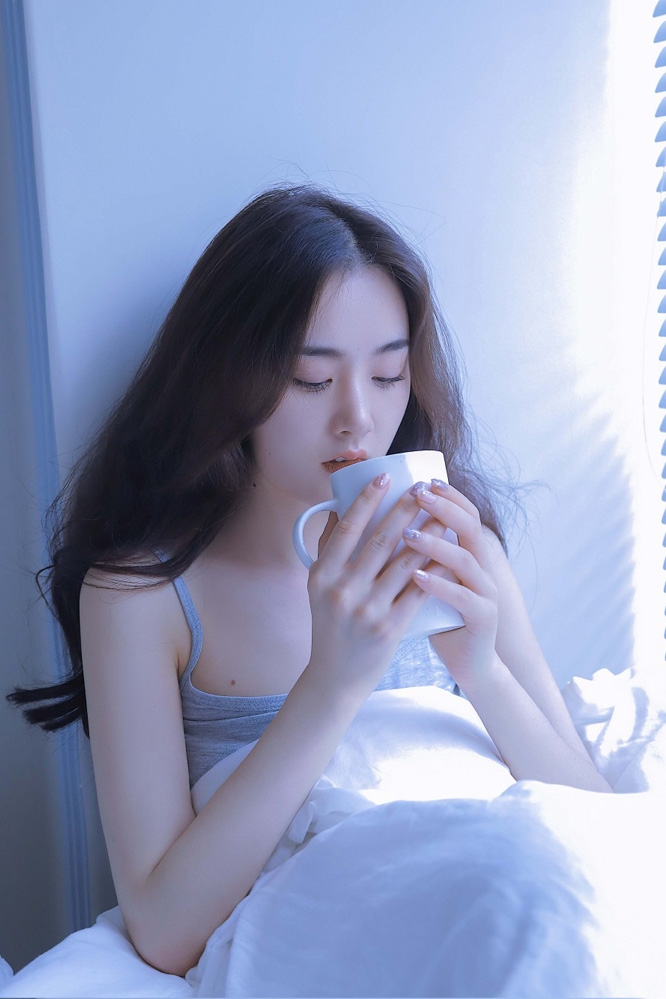 白嫩美女吊带香肩室内个人写真