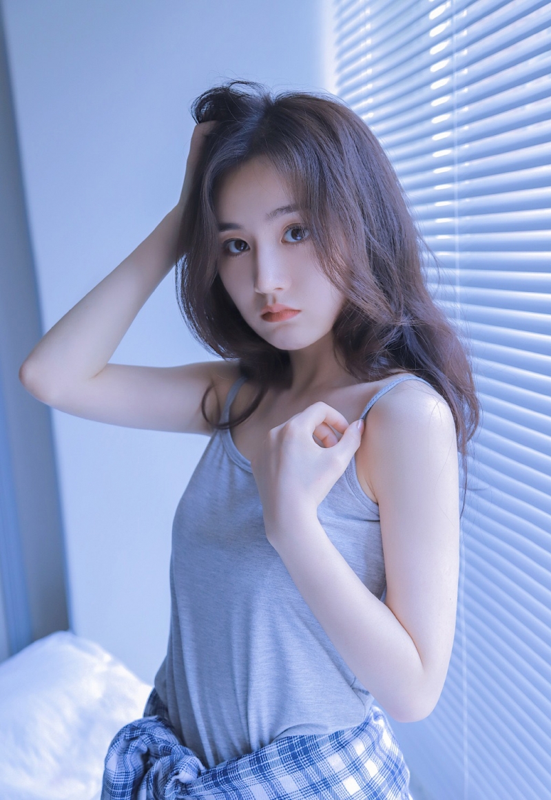 白嫩美女吊带香肩室内个人写真