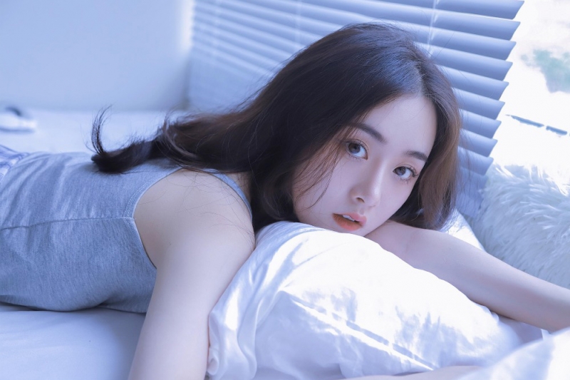 白嫩美女吊带香肩室内个人写真