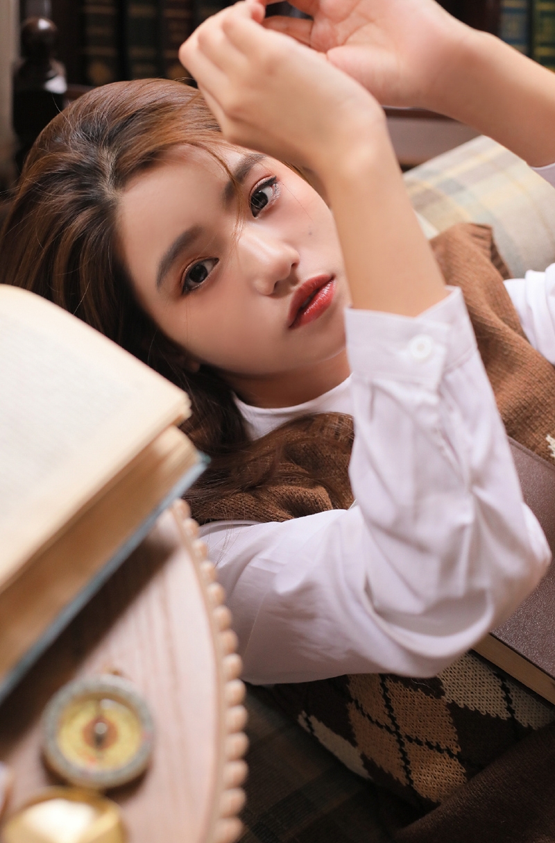长发美女日系制服清新可人写真