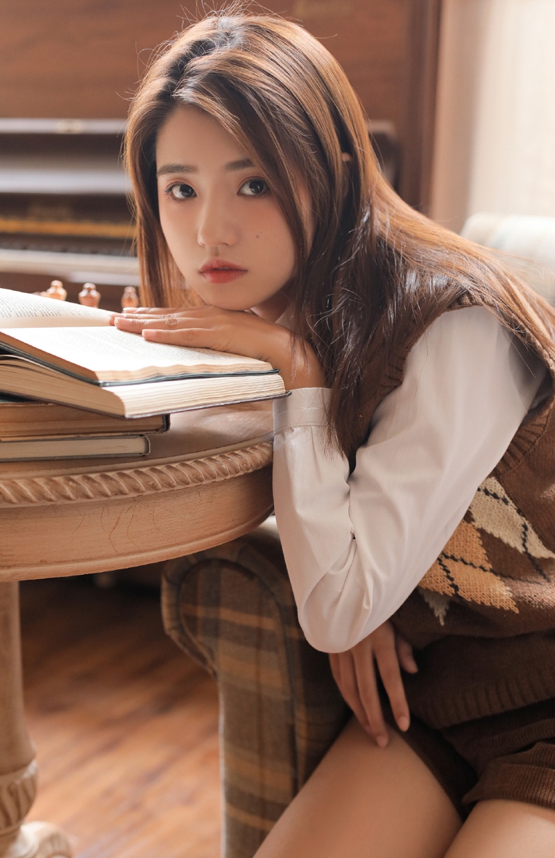 长发美女日系制服清新可人写真