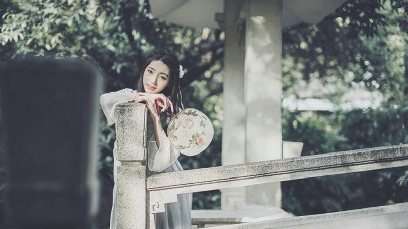 古装美女手执罗扇娇俏可人图片