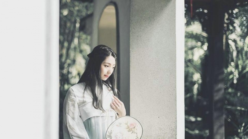 古装美女手执罗扇娇俏可人图片