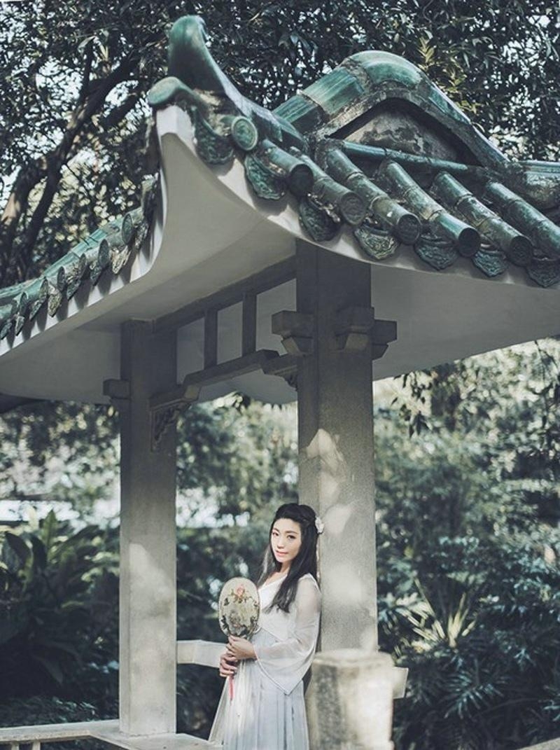 古装美女手执罗扇娇俏可人图片
