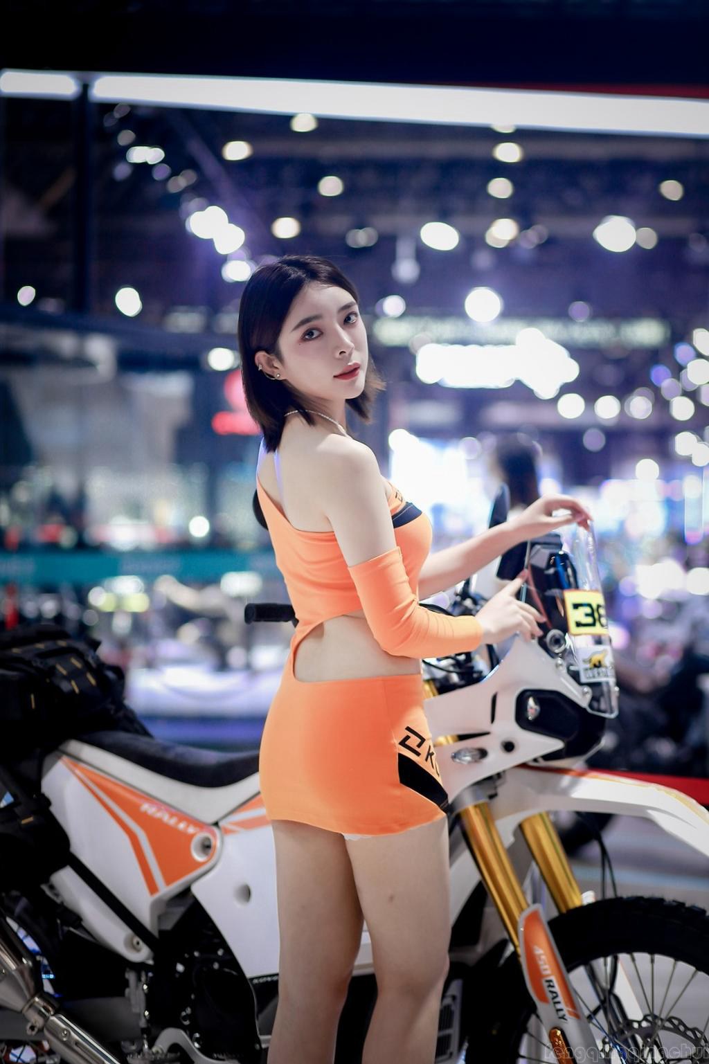 前凸后翘美女车模细腰美腿套图