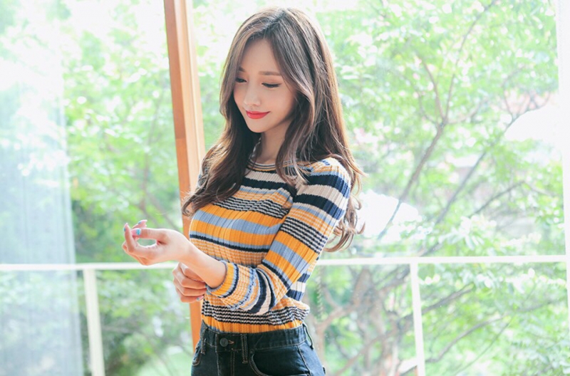 迷人美女牛仔短裙高跟美腿热图