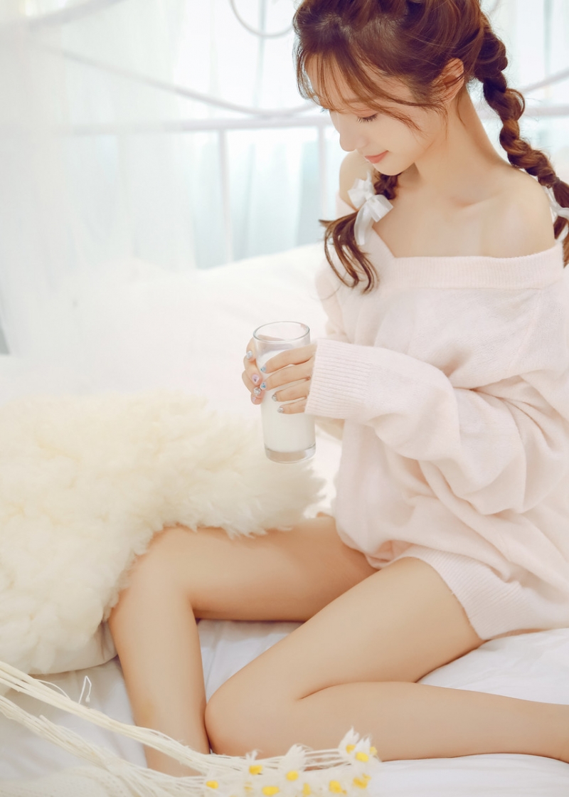 粉嫩小女生漂亮麻花辫居家写真