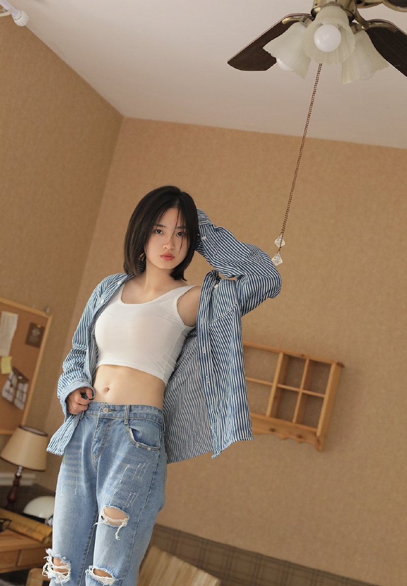 短发美女牛仔套装青春活力写真
