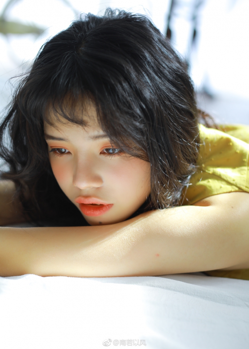 床上美女吊带睡裙慵懒随性图片