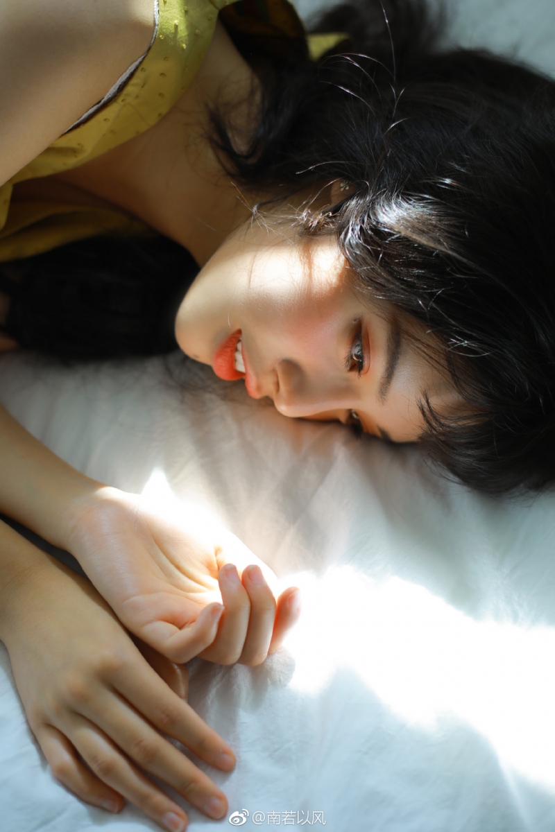 床上美女吊带睡裙慵懒随性图片
