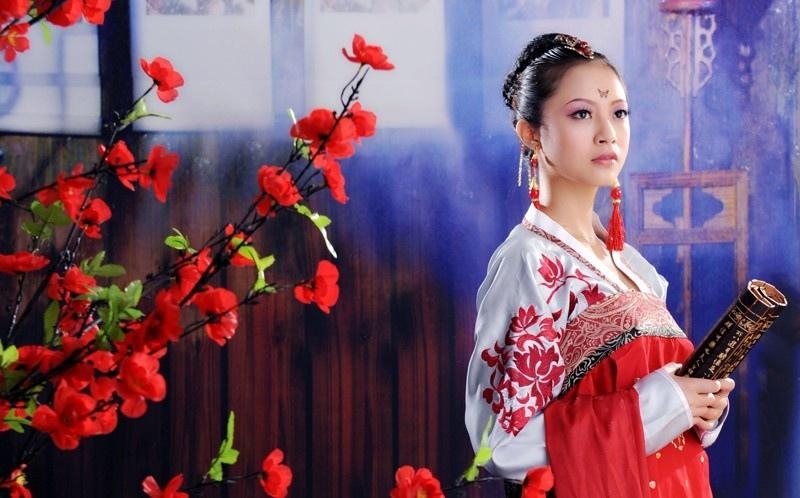 汉服美女红妆素裹美艳动人写真