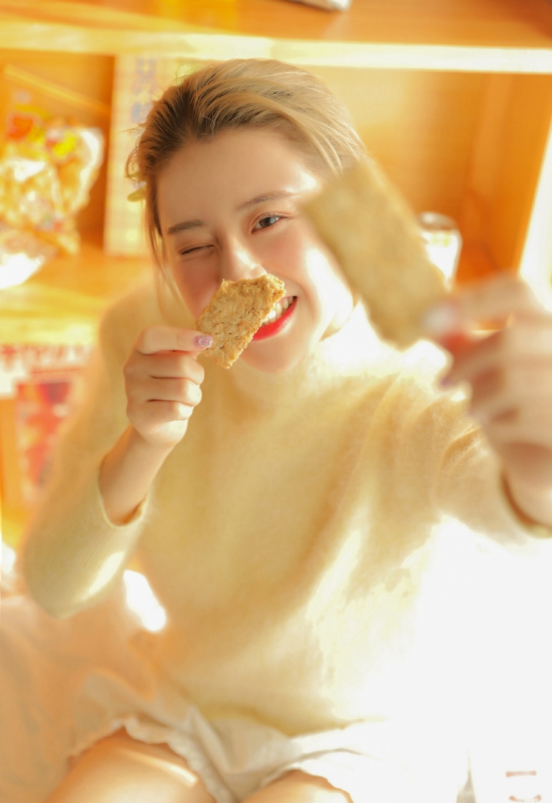 阳光下的元气少女白丝美腿图片