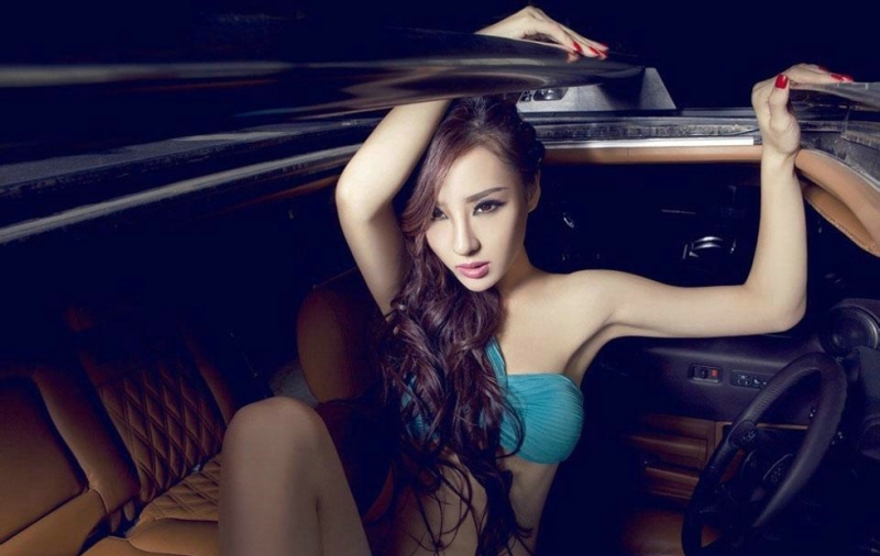 三点式比基尼美女车模私人拍摄