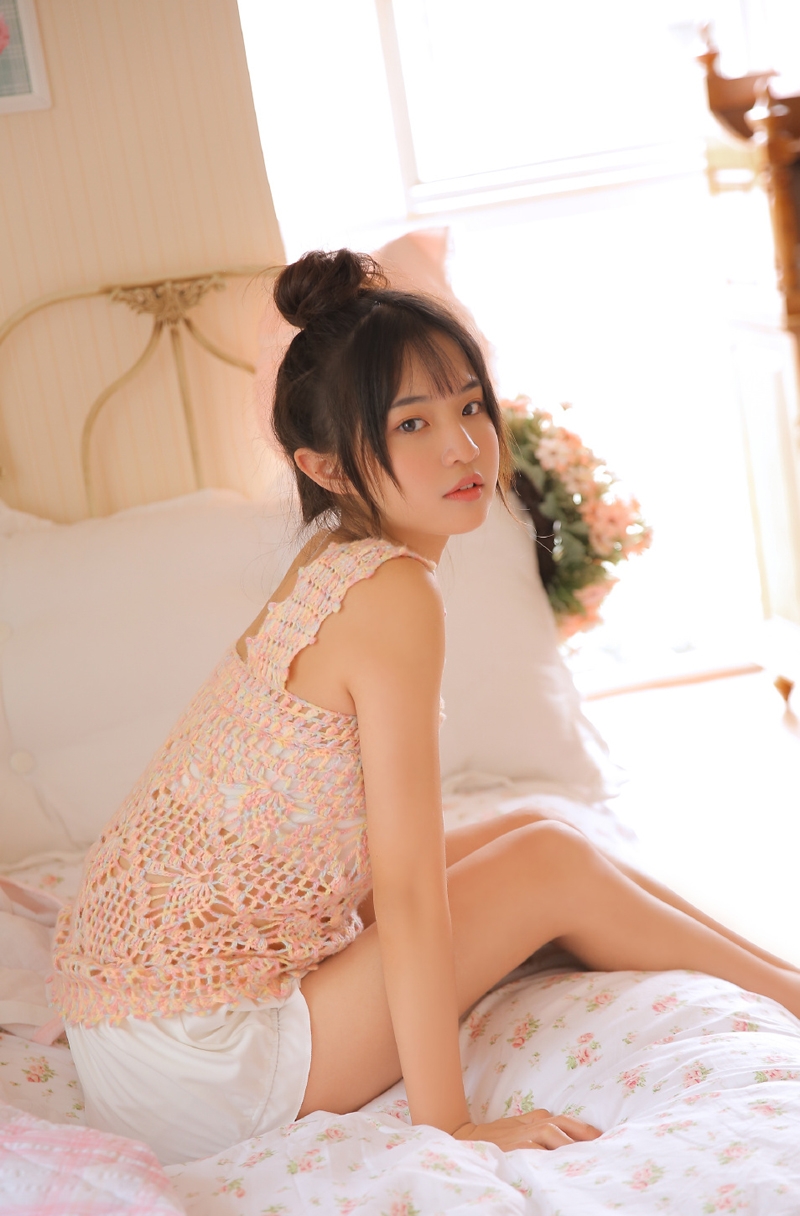 丸子头萌妹子床上慵懒随性写真