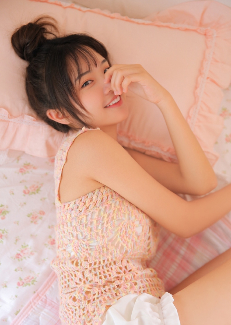 丸子头萌妹子床上慵懒随性写真