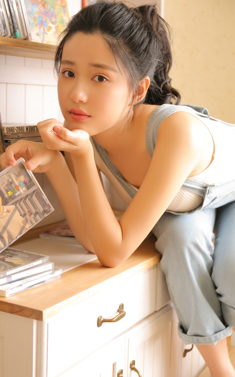 马尾辫美眉牛仔背带裤私房写真