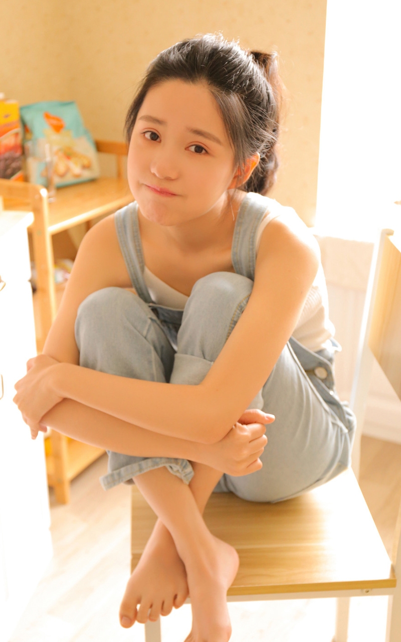 马尾辫美眉牛仔背带裤私房写真