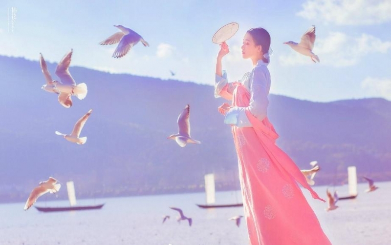 汉服少女肤白貌美唯美逆光摄影