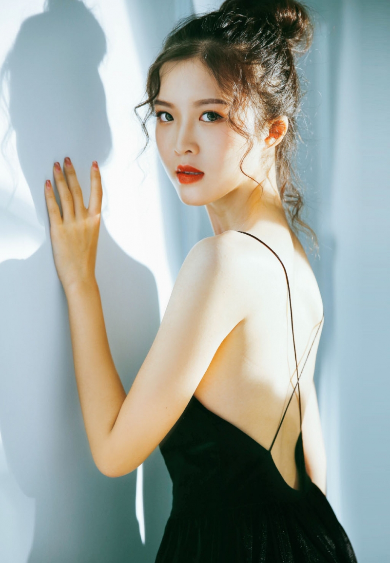 阳光下的性感少女香肩美背私拍