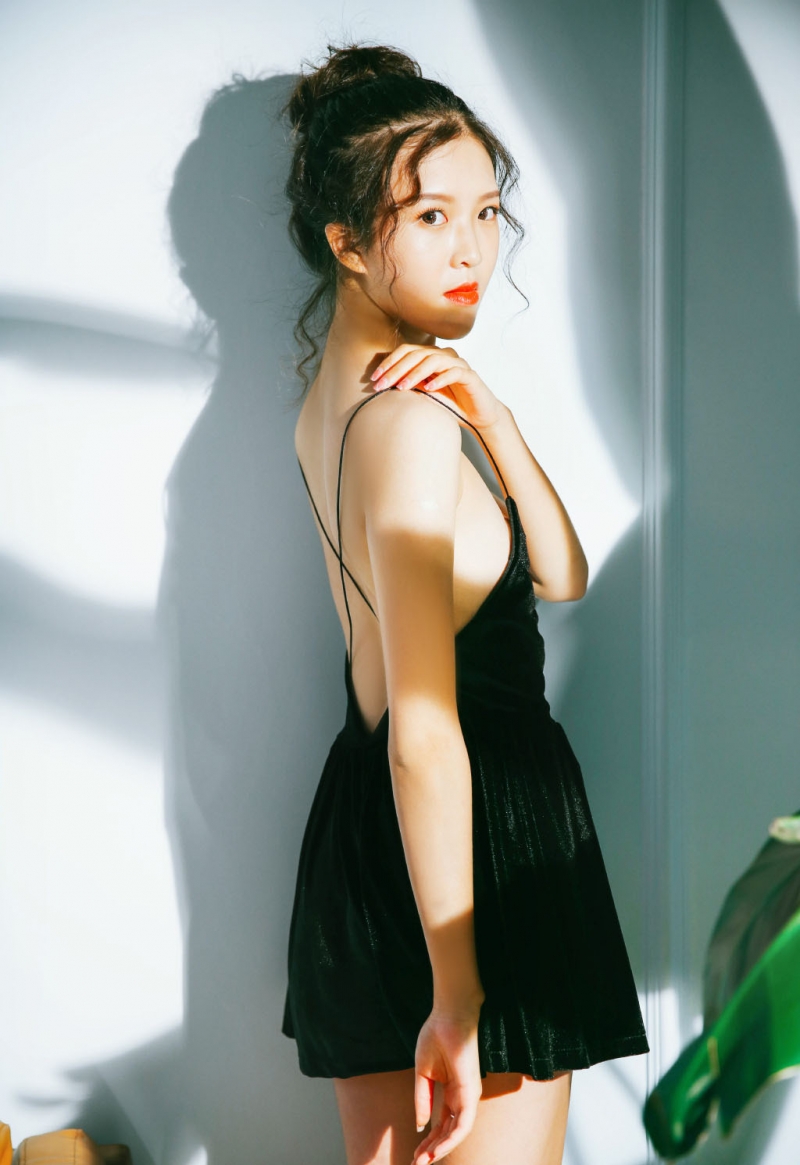 阳光下的性感少女香肩美背私拍