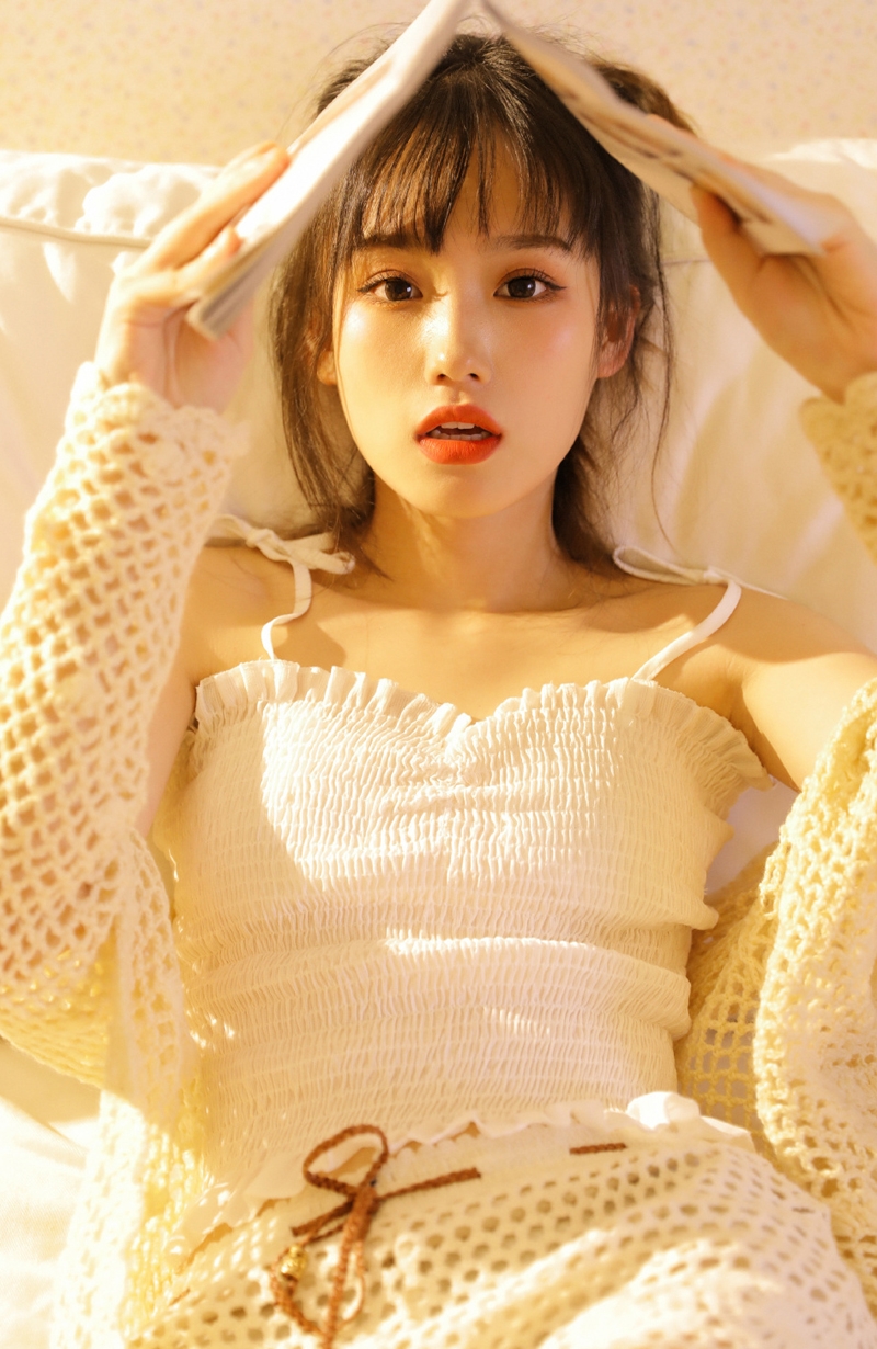 娃娃脸小女生红唇雪肤私房写真