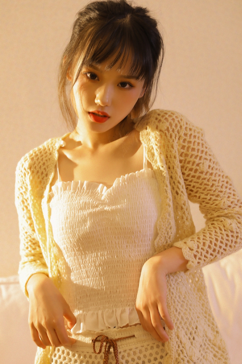 娃娃脸小女生红唇雪肤私房写真
