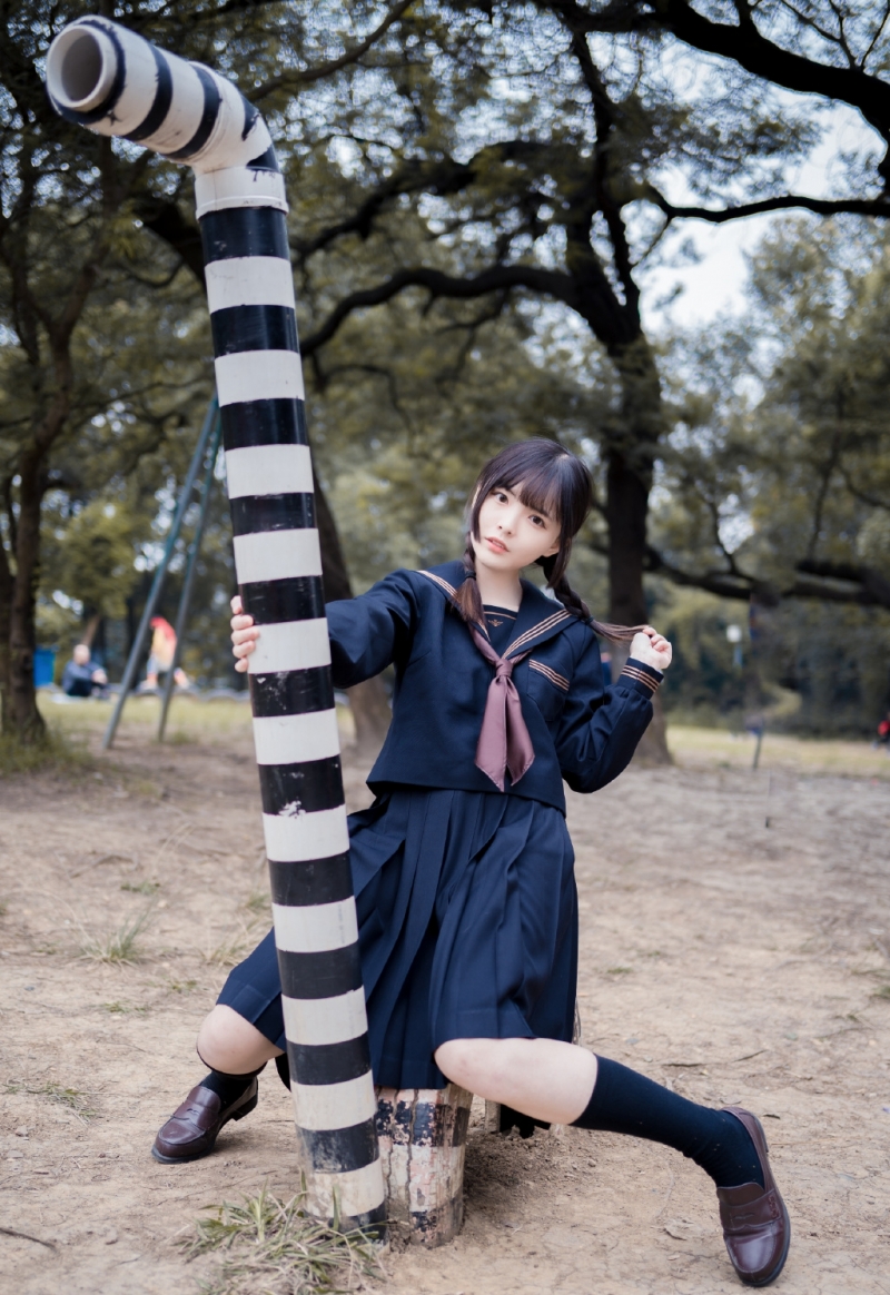 JK制服学生妹黑丝美腿户外写真