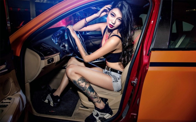 纹身美女车模露脐装超短裤辣图