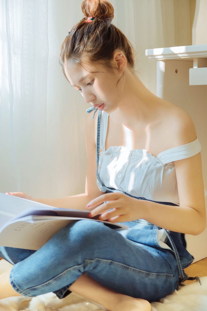 牛仔背带裤美女吊带香肩私房照