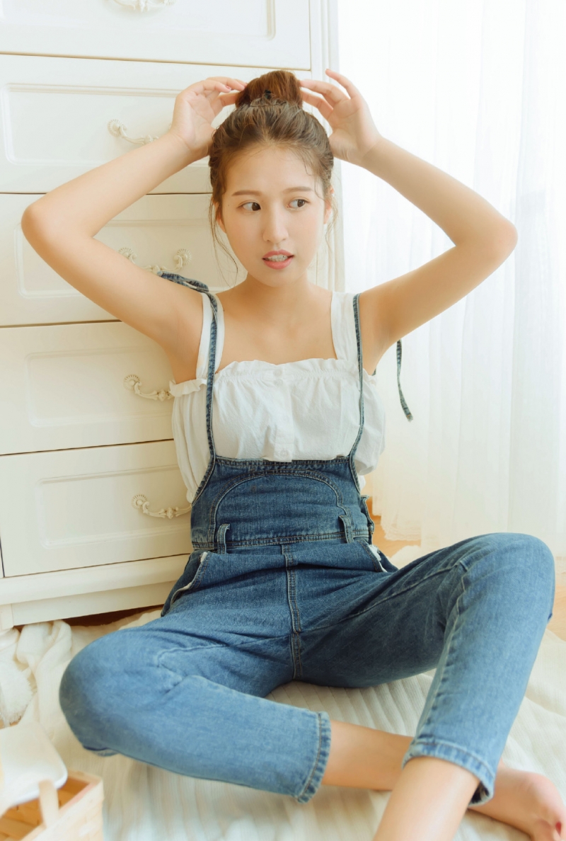 牛仔背带裤美女吊带香肩私房照