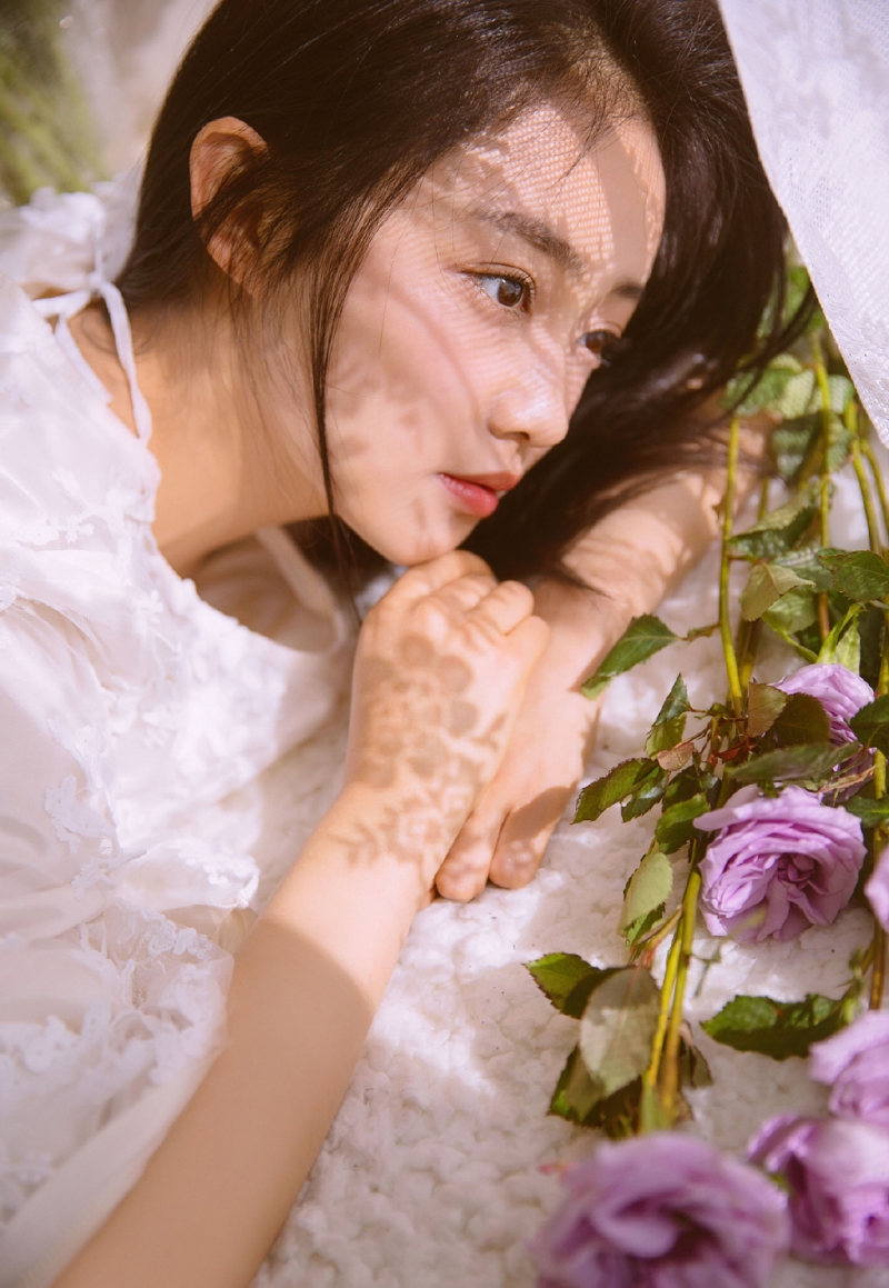 清纯美女长发披肩人比花娇图片