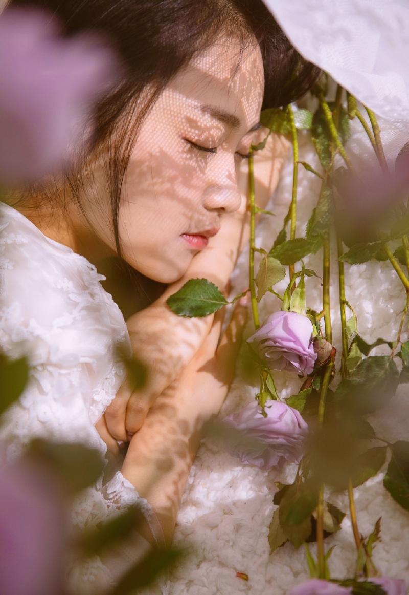 清纯美女长发披肩人比花娇图片