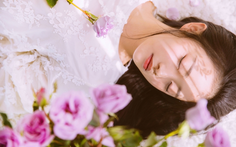 清纯美女长发披肩人比花娇图片