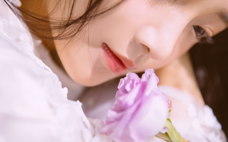 清纯美女长发披肩人比花娇图片