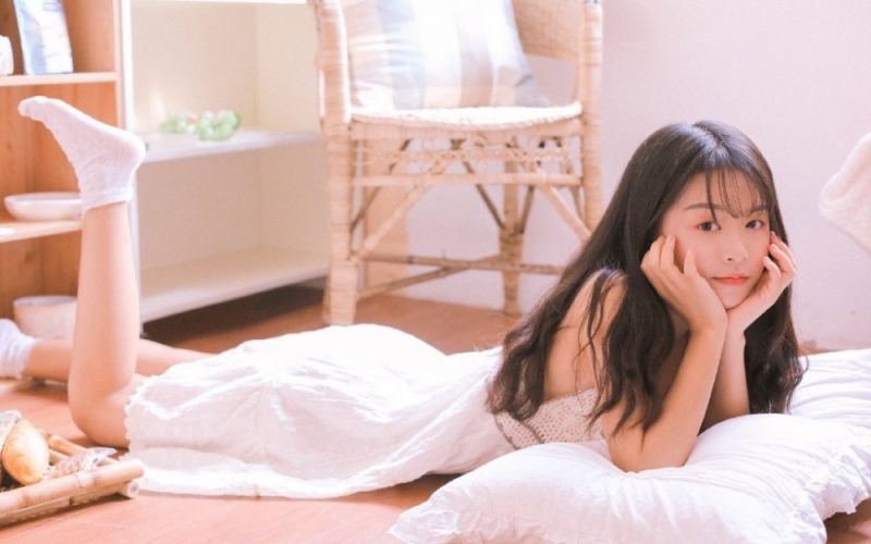 长发美女吊带白裙唯美动人写真