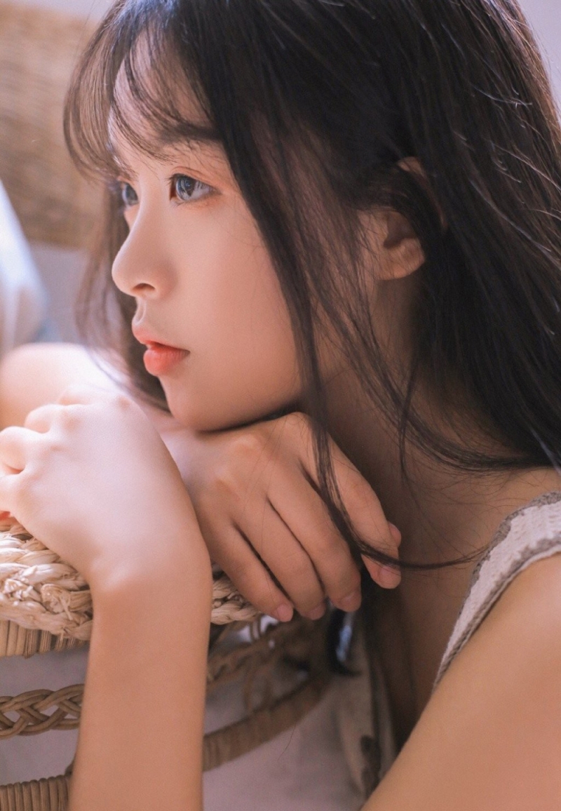 长发美女吊带白裙唯美动人写真
