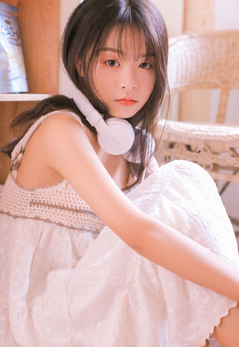 长发美女吊带白裙唯美动人写真