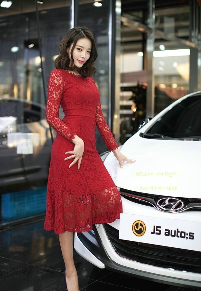 蕾丝红裙美女车模风情万种私拍