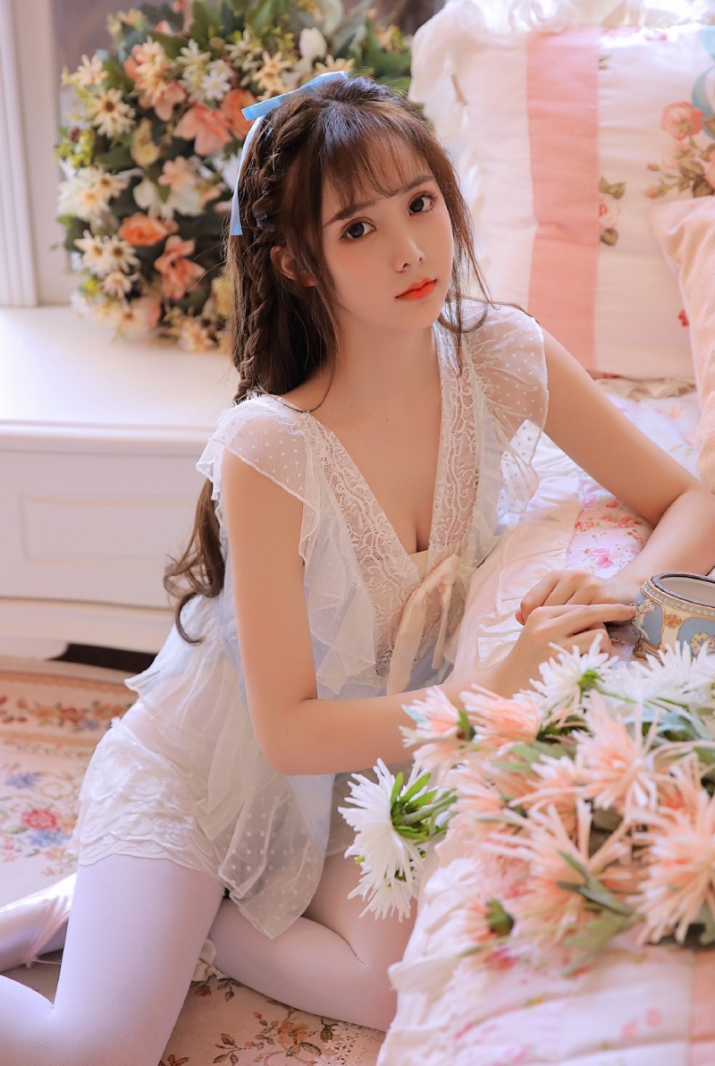 瓜子脸美少女白皙美腿精选图片
