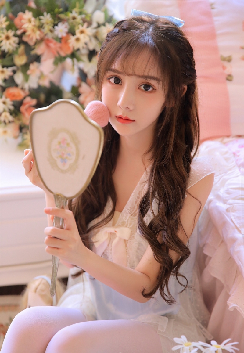 瓜子脸美少女白皙美腿精选图片