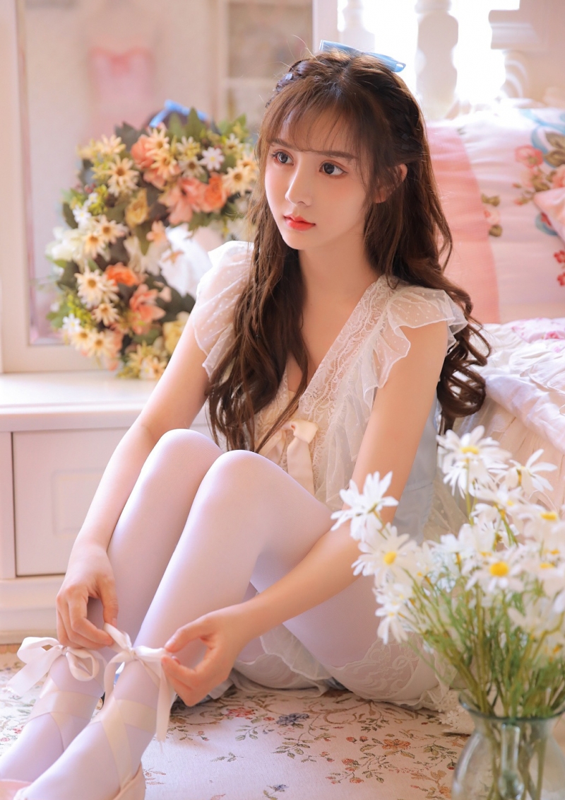 瓜子脸美少女白皙美腿精选图片