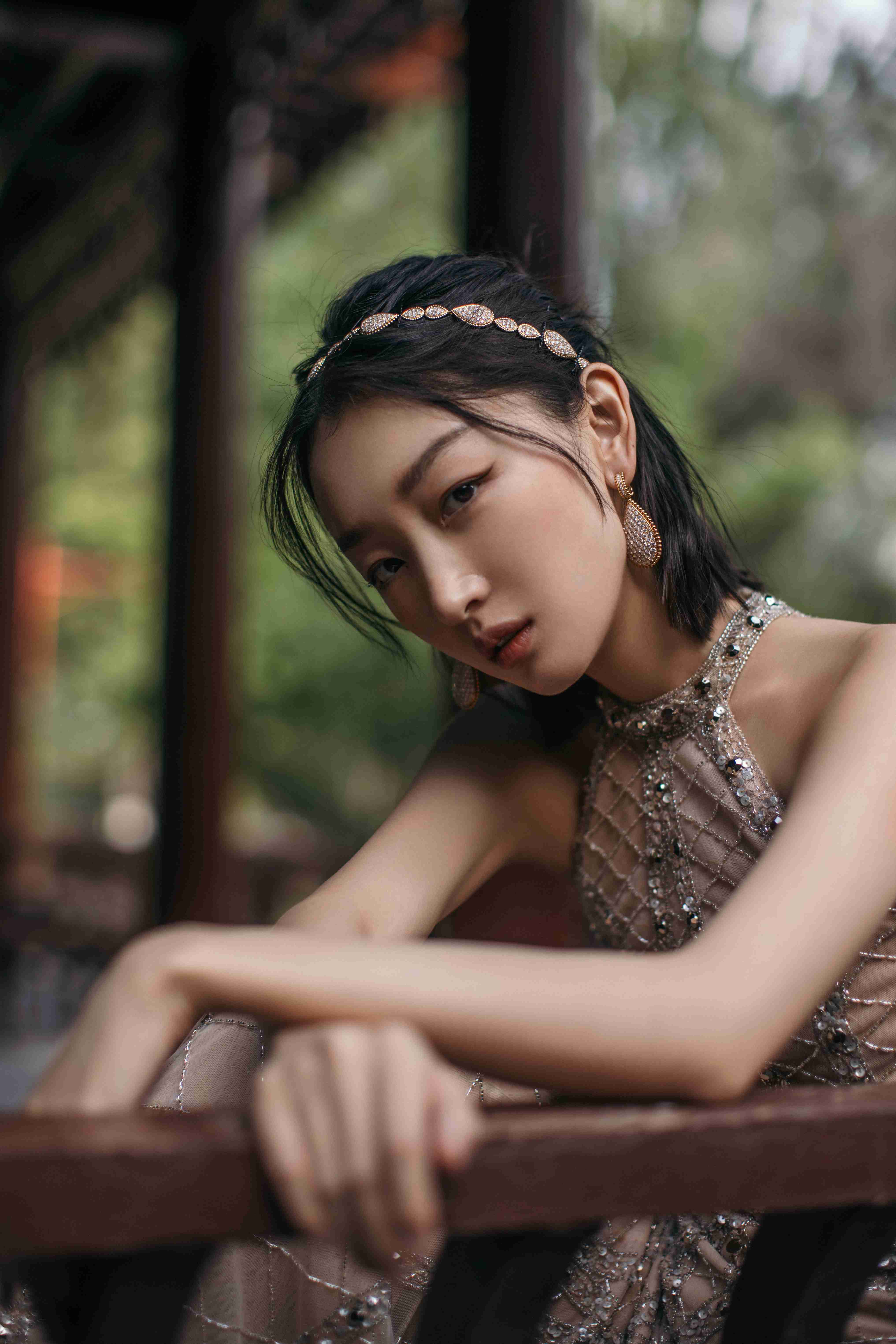 周冬雨裸色露背礼服高清造型图出炉