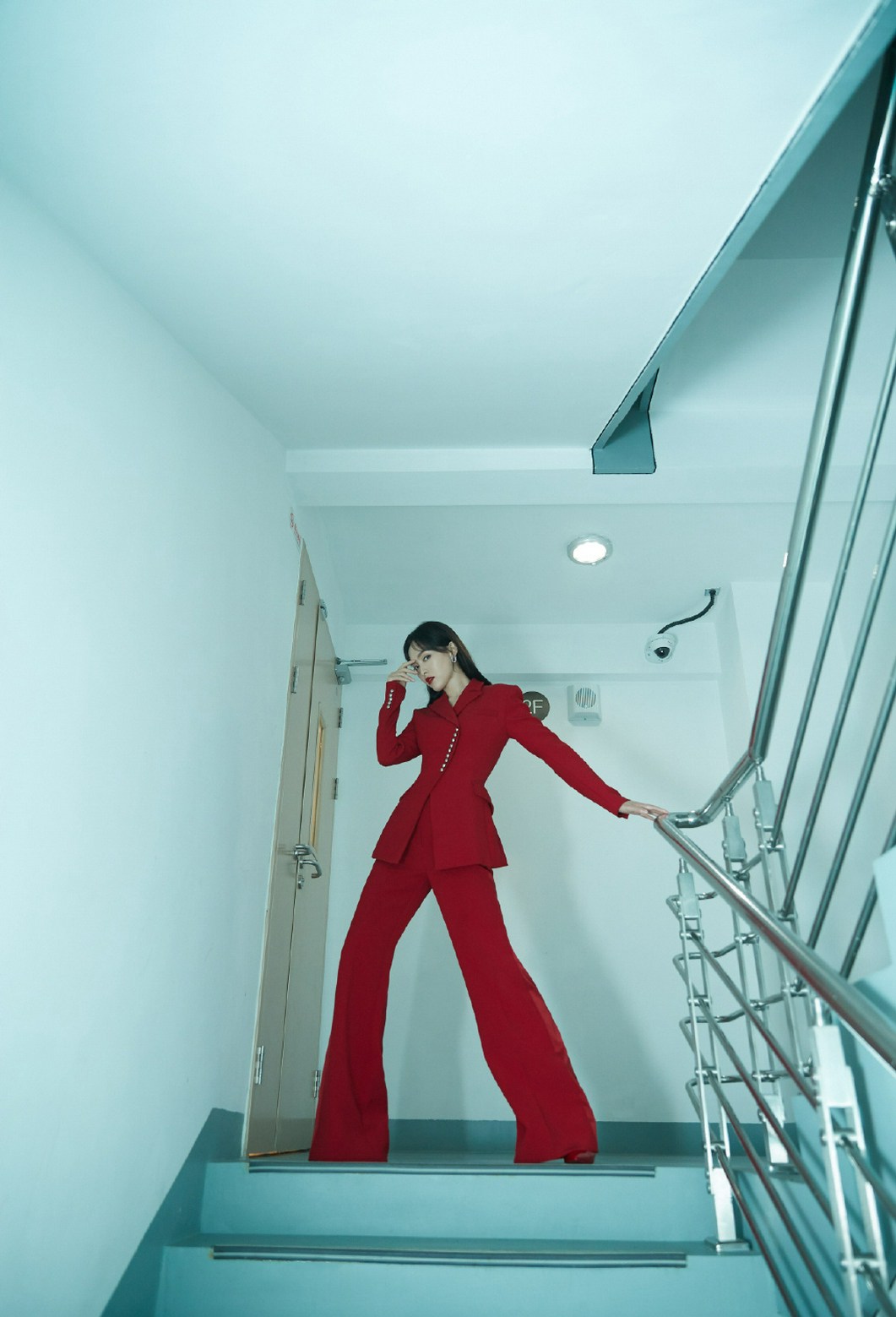 唐嫣红色西服套装美艳动人写真